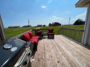 Balkón nebo terasa v ubytování Newly Renovated Confederation Bridge View Cottages