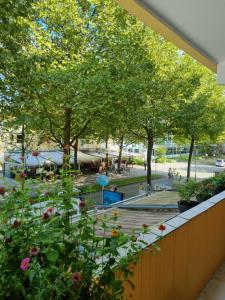 Blick auf einen Park mit Bäumen und Blumen in der Unterkunft Zentral Hotel in Bad Füssing