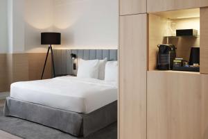 sypialnia z łóżkiem z białą narzutą w obiekcie Radisson Blu Hotel, Hasselt w mieście Hasselt