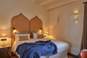 A bed or beds in a room at Puro Grand Hotel