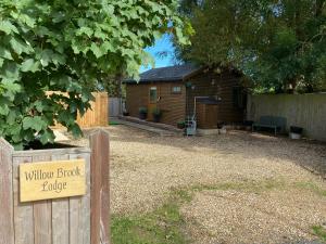 O grădină în afara Cosy dog friendly lodge with an outdoor bath on the Isle of Wight