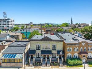 ミルウォーキーにあるThe Bentley Condotel, Heart of Walkers Point with Garage, Yardの都内の建物の空見