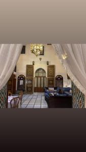 Riad AlKATIB Meknès tesisinde bir oturma alanı