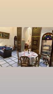 Riad AlKATIB Meknès tesisinde bir oturma alanı