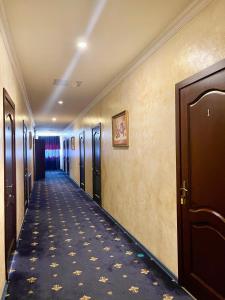 um corredor de um corredor com uma fila de portas em Hotel Kiev Lomakin em Kiev