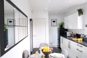 A kitchen or kitchenette at Bee Stays - Northway House