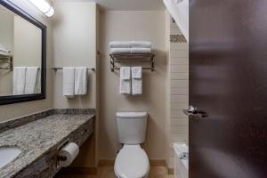 Un baño de Best Western Plus The Inn at St Albert