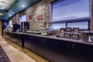 Una cocina o kitchenette en Best Western Plus The Inn at St Albert