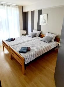 Una cama o camas en una habitación de Apartman 993