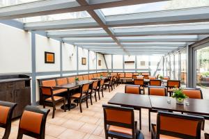 une salle à manger avec des tables et des chaises dans l'établissement Watzdorfer Geleitschenke und Herberge, à Weimar