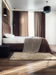 a bedroom with a bed and a rug at CarpHouse in Bălţi