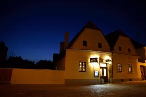 um edifício com uma placa ao lado à noite em Hotel Lahofer em Znojmo