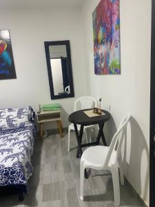 a room with a table and chairs and a mirror at APARTAESTUDIO Parque Olaya Pereira in Pereira