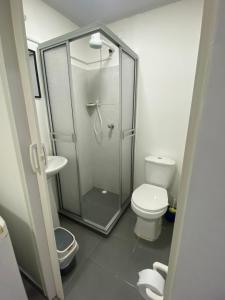 a bathroom with a shower and a toilet at APARTAESTUDIO Parque Olaya Pereira in Pereira