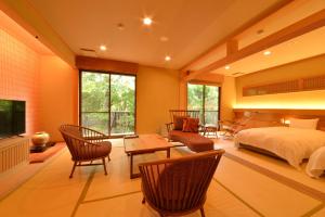 - une chambre avec un lit, une table et des chaises dans l'établissement Japanese Ryokan Seryo, à Kyoto