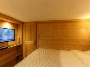 Schlafzimmer mit einem Bett und einem Flachbild-TV in der Unterkunft Duplex rénové à Val Thorens, 3 chambres, 6 pers, proche pistes et commerces - FR-1-637-49 in Val Thorens