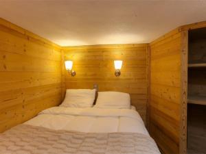 1 Schlafzimmer mit 2 Betten in einem Zimmer mit Holzwänden in der Unterkunft Duplex rénové à Val Thorens, 3 chambres, 6 pers, proche pistes et commerces - FR-1-637-49 in Val Thorens