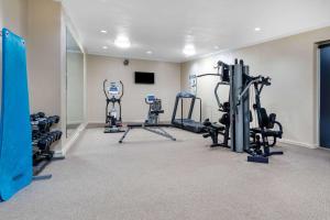 einen Fitnessraum mit mehreren Laufbändern und Laufbändern in der Unterkunft Days Inn & Suites by Wyndham Clovis in Clovis