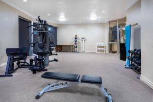 einen Fitnessraum mit Trainingsgeräten in einem Zimmer in der Unterkunft Days Inn & Suites by Wyndham Clovis in Clovis