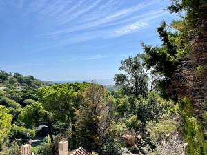 Villa in Tossa de Mar (Santa María de Llorell) في توسا ذي مار: اطلاله من اعلى تل اشجار