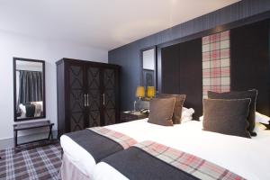 Una cama o camas en una habitación de Malmaison Aberdeen