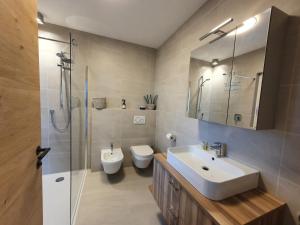 חדר רחצה ב-New Great Apartment Bolzano with 25m pool