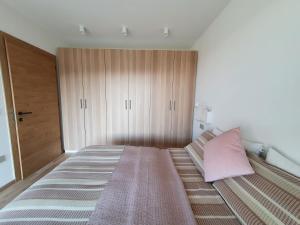 מיטה או מיטות בחדר ב-New Great Apartment Bolzano with 25m pool