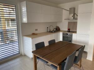 מטבח או מטבחון ב-New Great Apartment Bolzano with 25m pool