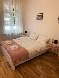 um quarto com uma cama grande com duas toalhas em Apartament Plopilor Studios em Sibiu