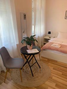 um quarto com uma cama, uma mesa e uma cadeira em Apartament Plopilor Studios em Sibiu