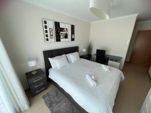 Cama ou camas em um quarto em Rocha Prime - Standing apartment T3