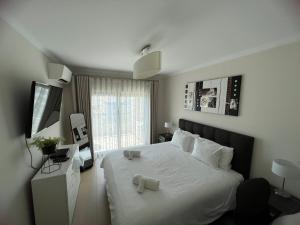 Cama ou camas em um quarto em Rocha Prime - Standing apartment T3