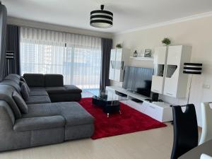 Uma TV ou centro de entretenimento em Rocha Prime - Standing apartment T3