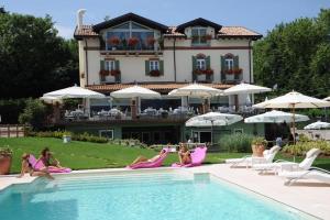 Piscina a Villa Baroni o a prop