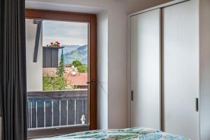 una camera con letto e finestra con vista di Ferienwohnung Galerie Kaiser a Mayrhofen