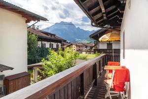 balcone con tavolo, sedie e vista di Ferienwohnung Galerie Kaiser a Mayrhofen