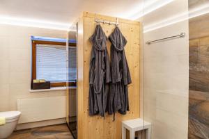 bagno con doccia e porta in legno di Ferienwohnung Galerie Kaiser a Mayrhofen