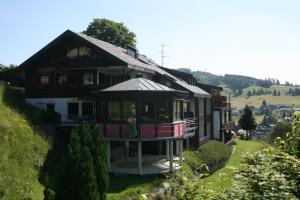 una casa sul fianco di una collina di Bergseele Privat- & Retreathotel Schwarzwald a Todtnauberg