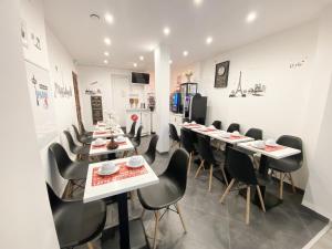 ein Restaurant mit Tischen und Stühlen in einem Zimmer in der Unterkunft Hotel Aviatic in Paris