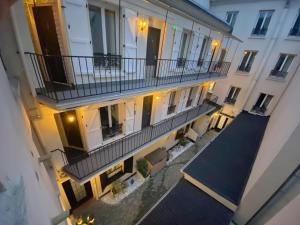 einen Blick über ein Apartmenthaus mit Balkon in der Unterkunft Hotel Aviatic in Paris