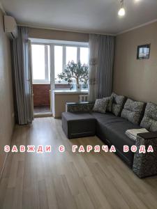 אזור ישיבה ב-Apartment with balcony on Peremohy Avenue 43