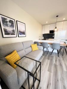 A seating area at Dona I Apartments at Botanical Garden