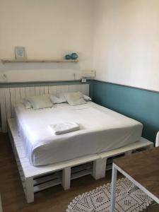 Tempat tidur dalam kamar di Angatu Hostel