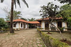 a house with a courtyard in front of it at Roça Vale dos Prazeres in São Tomé