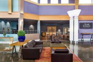 Ruang duduk di Royal Hotel Edmonton Airport Trademark Collection By Wyndham