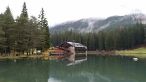 une cabine au bord d'un lac dans l'établissement Chalet Al Lago, à San Vito di Cadore