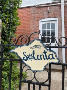 um sinal num portão em frente a uma casa em Solenta em Yarmouth