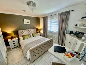 En eller flere senge i et værelse på THE KNIGHTWOOD OAK a Luxury King Size En-Suite Space - LYMINGTON NEW FOREST with Totally Private Entrance - Key Box entry - Free Parking & Private Outdoor Seating Area - Town ,Shops , Pubs & Solent Way Walking Distance & Complimentary Breakfast Items