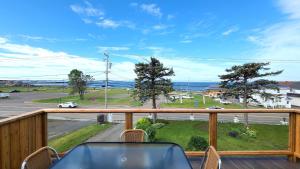 een balkon met uitzicht op de oceaan bij Bleu Mer, hôtel & résidences in Carleton sur Mer