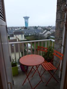 een tafel en 2 stoelen op een balkon bij Résidence Saint-Nicolas Granville in Granville